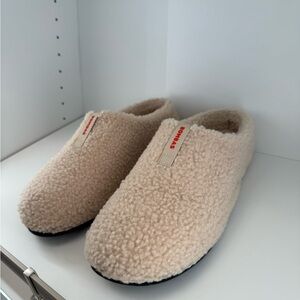 Bombas Cozy Beige Sherpa Slippers women’s 9